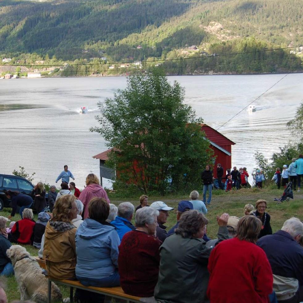 Dette har i utgangspunktet negativ effekt på rammeinntektene, sjølv om det òg vil føra til lågare utgifter. Innflytting og utflytting I 2016 hadde Samnanger eit innflyttingsoverskot på 15 personar.