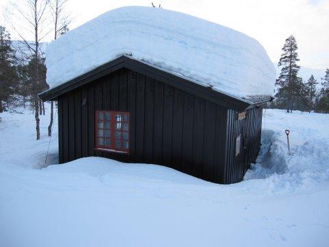 søppel fraktet ned. I 2012 vil det bli gjennomført helikoptertransport av gass og ved til hytta. Det er gjennomført jevnlig vintertilsyn med snømåking av taket. Se bilde under.