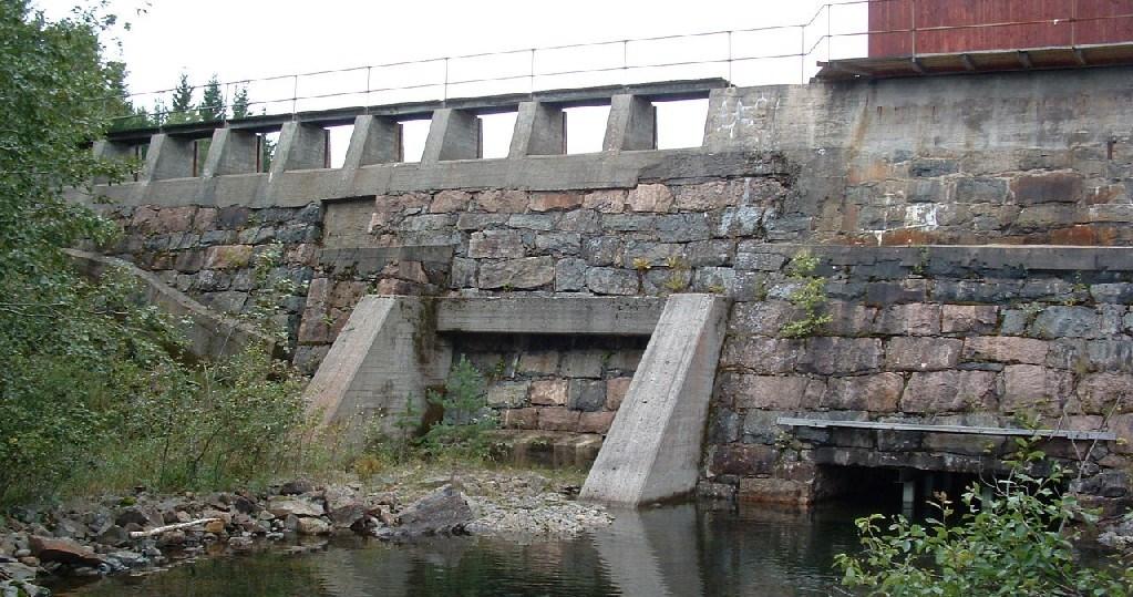 Stålkonstruksjon over gammelt løp og lagringsplattform