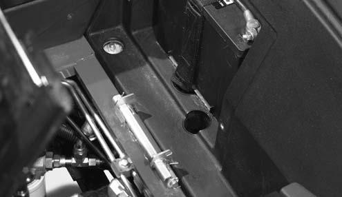 Skyve eller taue maskinen I nødstilfeller kan du bevege maskinen fremover ved å aktivere omløpsventilen i den hydrauliske pumpen med variabelt fortrengningsvolum og deretter skyve eller taue den.
