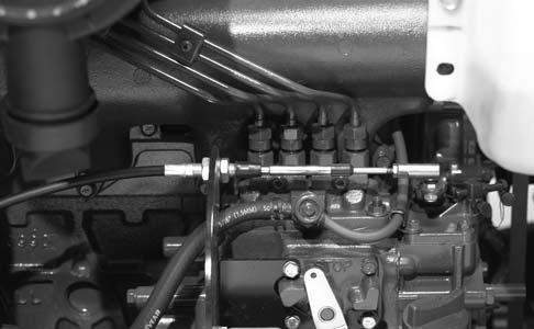 Justere gassen uster gasskabelen (fig. 55) slik at regulatorspaken på motoren berører settboltene for høy og lav hastighet før gasspaken berører sporet i kontrollpanelet.