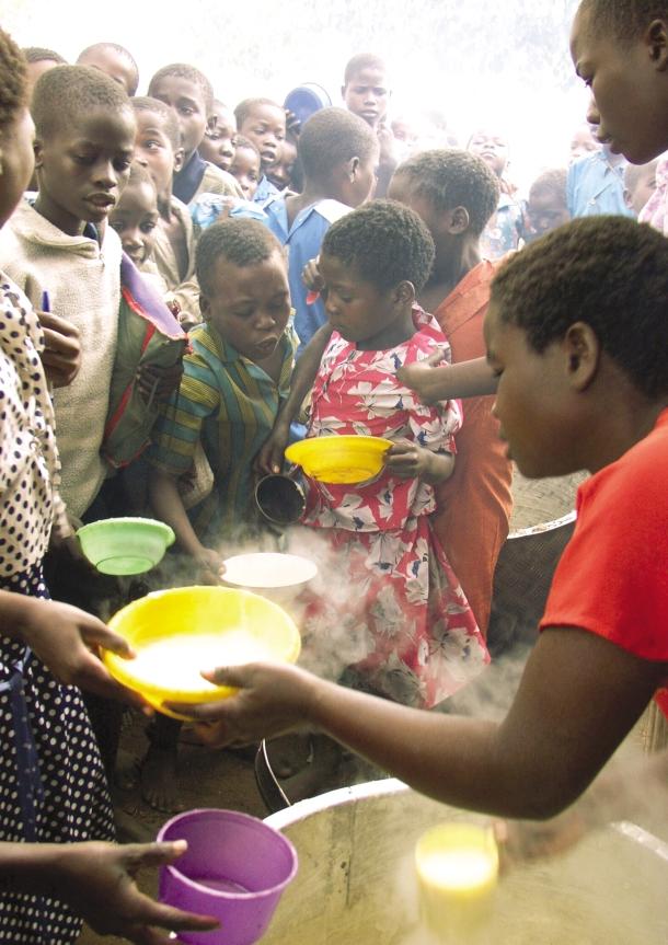 6 I kø for mat: På barneskolen Nansambo i Zomba-distriktet får elevene ett måltid om dagen. Grøtskålen er det eneste måltidet mange av barna spiser per dag.