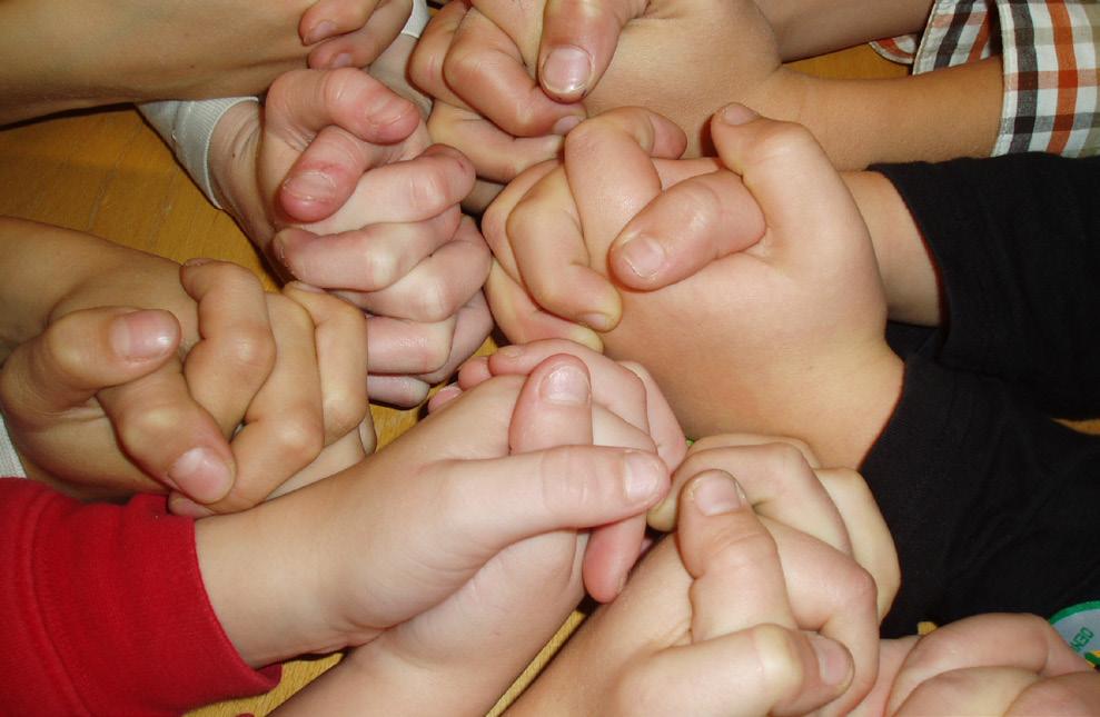 Elevark Forskersprint: folde hender Fold hendene dine. Hvilken tommel har du øverst? Sammenlikn med de andre rundt deg. 1. Dette lurer jeg på Problemstilling: Hvorfor folder vi hendene forskjellig?