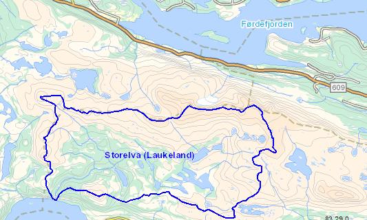 Figur 13. Det verna vassdraget Storelva (Laukeland) ligger sør for det planlagte kraftverket i Rørvika (markert med svart sirkel).