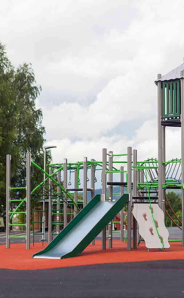 Haugenstua skole Mange glade barn, sol og musikk. Slik åpnet Haugenstua den nye lekeplassen på skoleområde. Søve har levert en Thorium Lantan, huskestativ og treningsapparat i samme farge.