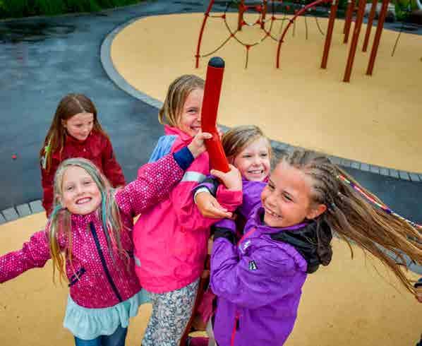 [ SKOLE ] Klatreseksjonene fås i fargene grønn/ grå eller rød/brun.