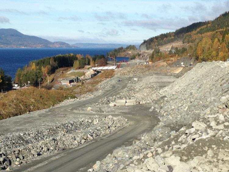 Ellers så kjøres det stein til Eidsvoll for fylling langs med jernbanen, til mellomlager ved Langset og til Dorr. Løsmasser kjøres til Ørb ekk. Betongarbeider pågår med portal nord og Dalsrudbekken.