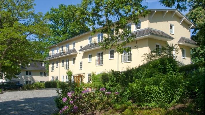 FerienResidenz MüritzPark Ferenresidenz Müritz Park ligger i et naturskjønnt område Hotellet FerienResidenz MüritzPark ligger midt i Mecklenburgs fantastiske sjøområde, Mecklenburgischen Seenplatte,