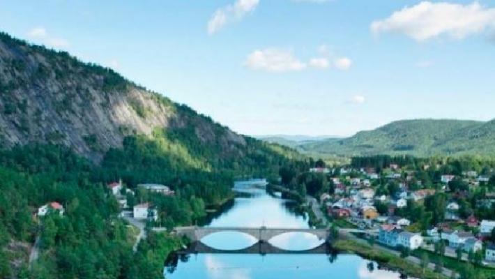 Åmli med Trogefjell og Nidelva Åmli aktivitets og badpark (5.3 km) Bare et steinkast fra Åmli sentrum, finner dere aktivitets og badeparken. Parken har et stort tilbud av aktiviteter.