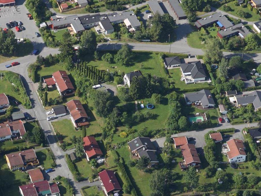 Flyfoto av eiendommen SAKEN I KORTE TREKK Stein Halvorsen Arkitekter AS søker om deling av eiendommen Valkyrieveien 5 i fem eneboligtomter. Eiendommen er i dag bebygd med en villa og uthus.