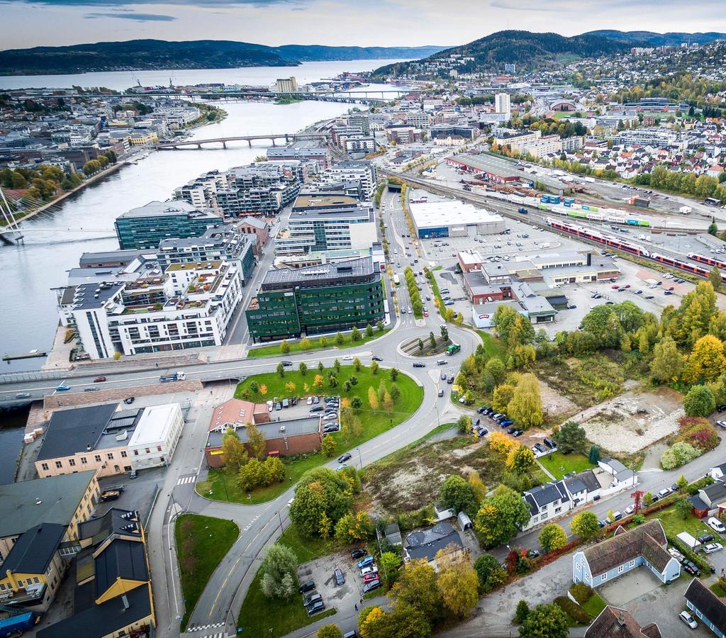 Drammen stasjon E18 Kommunikasjon Fire toglinjer er tilknyttet Drammen: Drammen Lillehammer (R10) Kongsberg Eidsvoll (L12) Skien Eidsvoll (R11) Drammen Dal (L13) Reisetider tog: Det går tog til Oslo