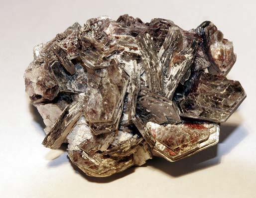 Mineralogi Glimmerinhold Glimmermineralene har stor overflate, som binder mye vann Gir økt vann/sement-behov, kan også gi redusert fasthet.