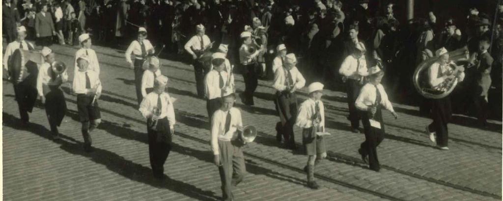 JUBILEUMSBERETNING 80 år har gått siden Strindheim skole besluttet at skolen skulle ha et korps! 80 år med stor musikalsk aktivitet masse musikkglede og gode vennskap.