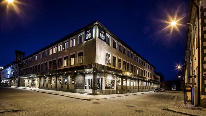 First Hotel Witt Det moderne og stilfulle First Hotel Witt ligger sentralt i Kalmar i gåavstand til de fleste av byens severdigheter.