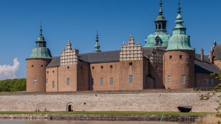 Skälby (3.8 km) Skälby er et av mange grøntområder omkring Kalmar. I dette barnevennlige og idylliske gårdmiljøet bor det både kaniner, griser, kyr, høns, får, hester og katter og alle er velkomne!