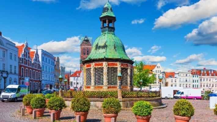 Brønnen i Wismar, eller «Wasserkunst», er en liten perle på den vakre markedsplassen. Wismar (49.