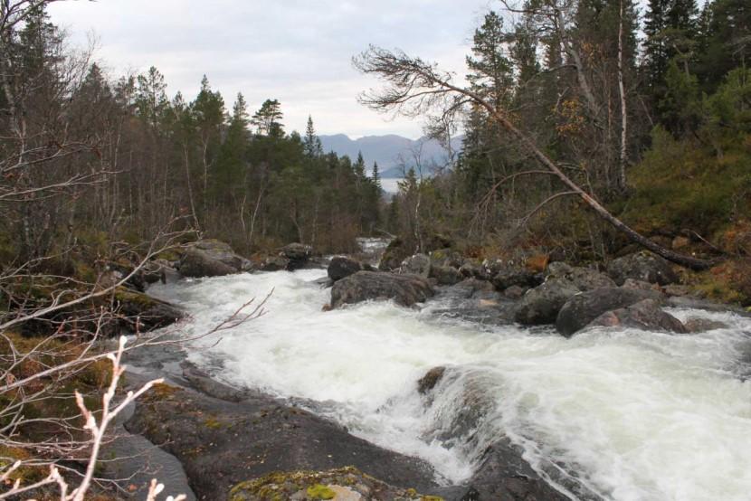 Side 3 av 5 Ved inntaket skal det byggast ein ca. 1 meter høg og 15 meter lang terskel tvers over elva. Terskelen vil demme opp eit areal på ca. 200 m2 med volum ca. 200 m3.