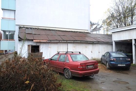 Mot Skolegata ligger et nyere uthus/carport som ikke har