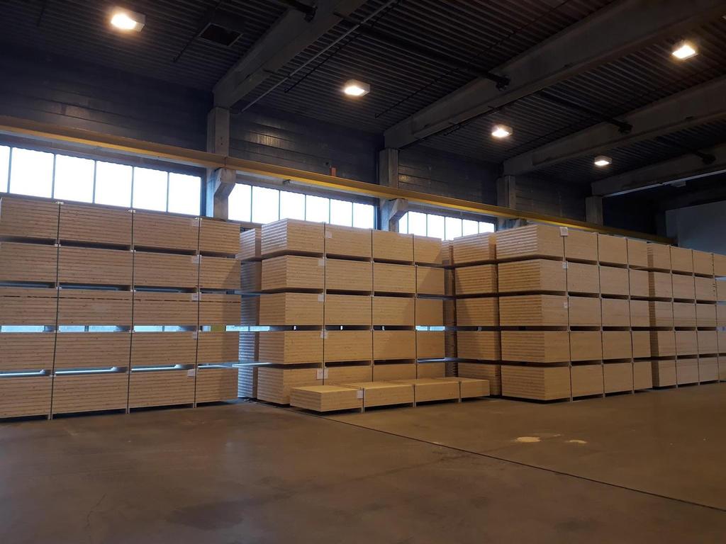 Kortreist råstoff i produksjon 1,2 x 12 m plater ut av presse Kan levere storformat plater 2,9 X 13 m