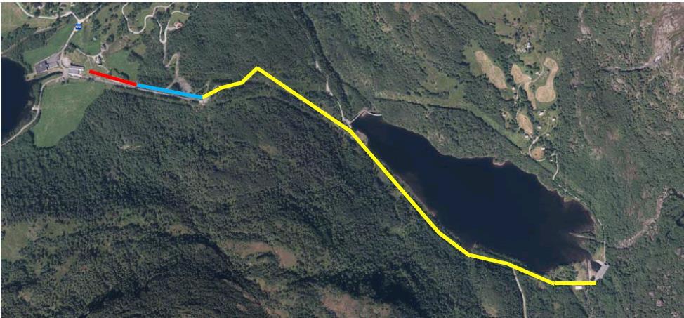 Dei neste 400 metrane vil traseen følgje om lag 230 m i brattheng langs røyrgata til Litledalen kraftverk.