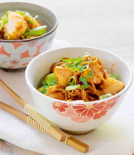 WOK MED SJØMAT En wok er et krummet, tynt kokekar som brukes mye i kinesisk og asiatisk matlaging over gass eller åpen ild. Ideen med woking er høy temperatur og kort tid.
