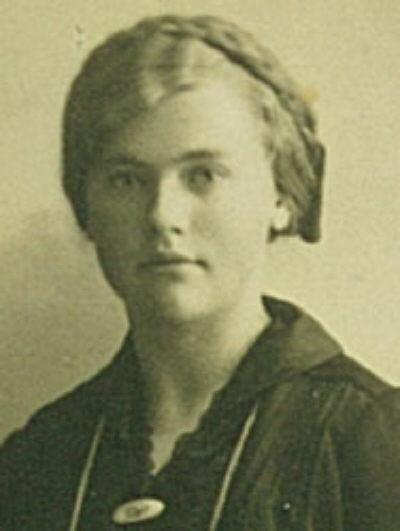 Fjordane fylke den 1 apr 1900. Hun døde i 1923. Hun var datter av Ole Johan Strømmen og Margrethe Kalgraf.