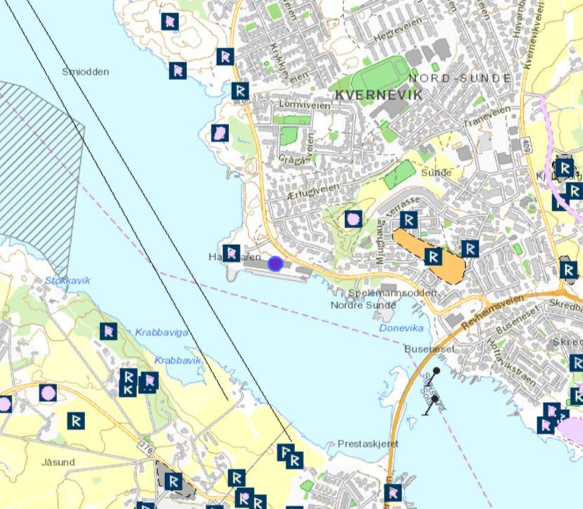 3d) Gyte- og oppvekstområder for fisk og 3e) Eventuelt kjente kulturminner i området Fig. 7. Fiskeriområder er merket som svart skravert område. Kulturminner i området merket med svart firkant med R.