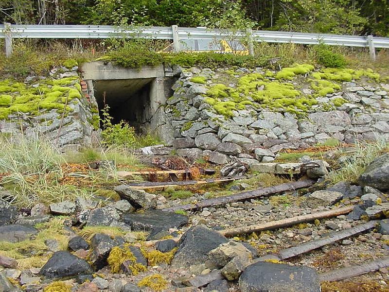 Stikkrenne (naust) under RV 720 Mellom Verrabotn og Follafoss i Nord-Trøndelag. Stikkrenne.