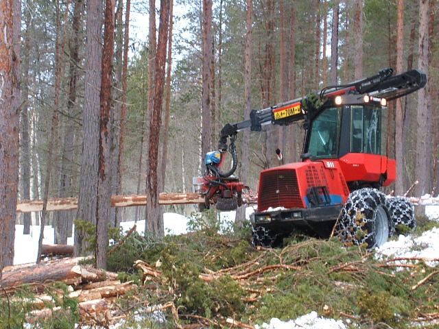 Tømmeromsetning Skogfondregnskapet viser at det for 2008 ble solgt 2 285 000 kubikkmeter (kbm) til treforedlingsindustri og sagbruk, en reduksjon på 11 % (246 000 kbm) fra 2007.