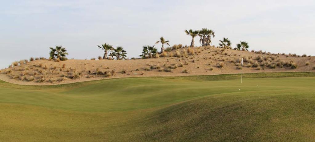 Saurines Par 72, 5.952 meter fra gul tee. Banen er inspirert av ørkenbaner i USA. En morsom golfbane med litt færre hindre.