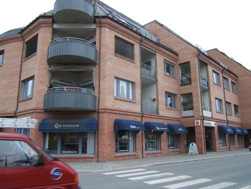 lokalene for både ansatte og kunder Gårdeier disponerer også 4 plasser i eiendommens parkeringsanlegg som er