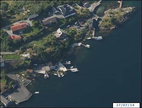 Dagens situasjon: Området brukes til fortøyning av et mindre antall småbåter i iler/bøyer. Det foreslås å videreutvikle området til turveg og naust med tilhørende småbåthavn.