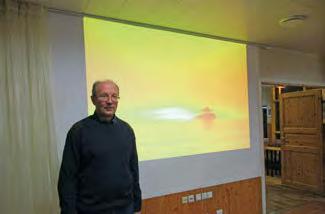 Teine samaväärne tava on see, et võistlustöid hindavad nimekad loodusfotograafid Urmas Tartes ja Arne Ader, kelle hooleks on alati ka paremaid fotosid kommenteerida ja auhinnad kätte anda.