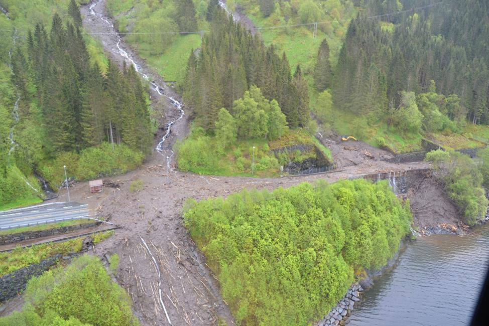 22 av 134 Figur 11: To skredhendingar ved Bogelia i mai 2015 (Foto: Statens vegvesen) 2.1.2 Grunntilhøve Grunntilhøva mellom Arna og Stanghelle er hovudsakleg dominert av isen si tilbaketrekking etter førre istid, men ein har også skredavsetjingar langs strekninga.