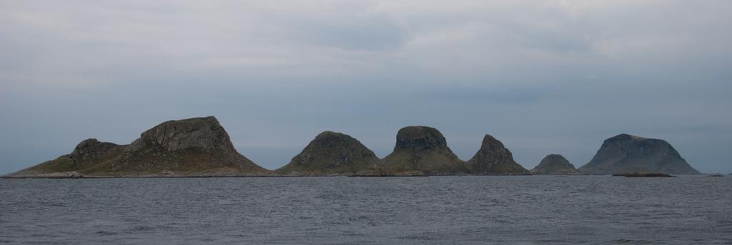 Nykan naturreservat med Storfjellet i bakgrunnen Foto: Mia Husdal - Skomvær fyr er restaurert og bygningene leies i dag ut.