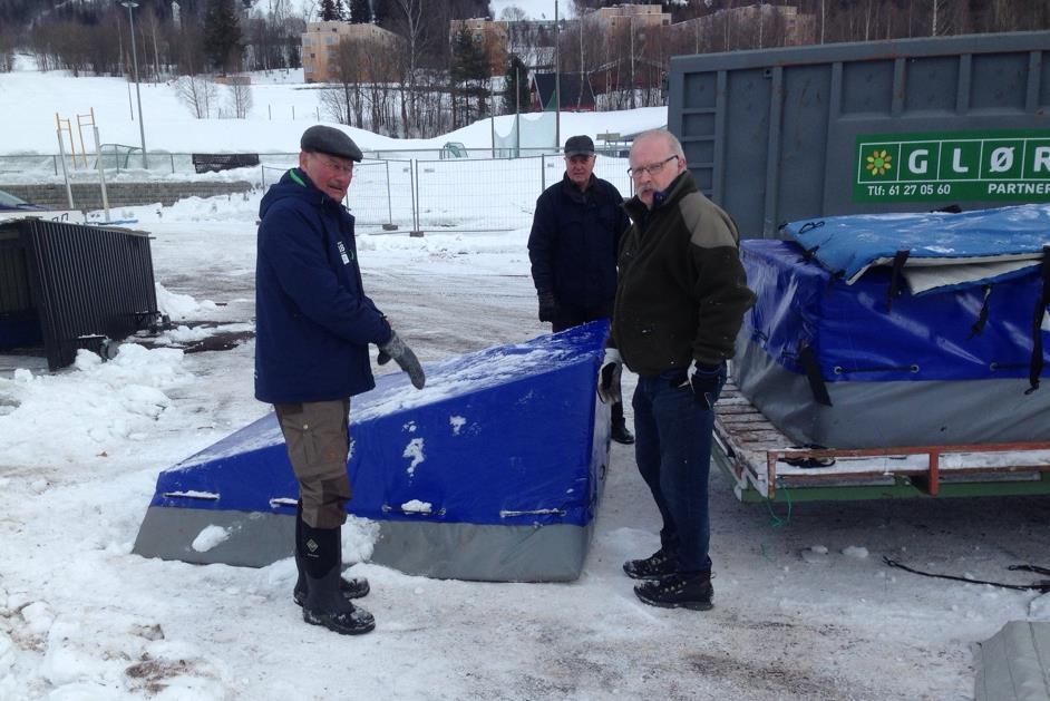 Nå er man i gang med banen Dugnadsgjeng flyttet matter Over ser vi tre av dugnadsgjengen som flyttet på stavmatter og fikk løsnet på stav- og høydehusene på Stampesletta.