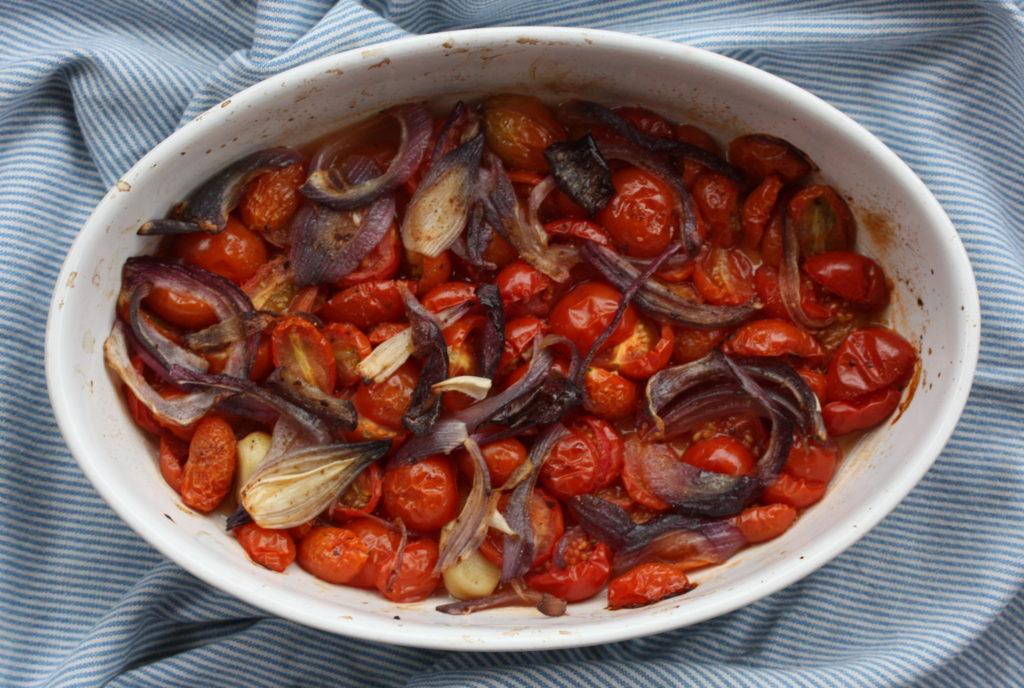 Verdens enkleste (og beste) tomatsaus Lørdag! Jeg tilbringer den i Bergen. Byen har gitt meg en kald og våt skulder, men jeg elsker den likevel. Også elsker jeg pizza!