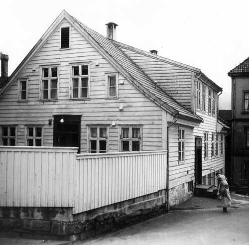 5 2 Sammendrag Kalmargaten 6/Barnas hus er en del av de selvgrodde trehusmiljøene i Bergen og inngår i den tidligste bebyggelsesstrukturen på Engen.