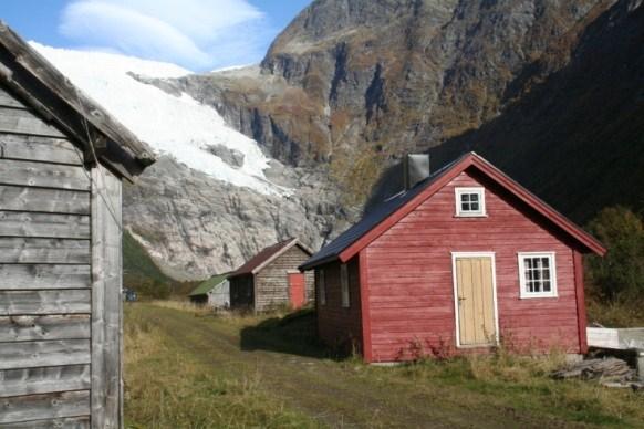Utdrag får kulturminneplanen: 82 BØYADALEN Bøyadalen med breen og moreneryggen nedanfor er ein stor turistattraksjon.