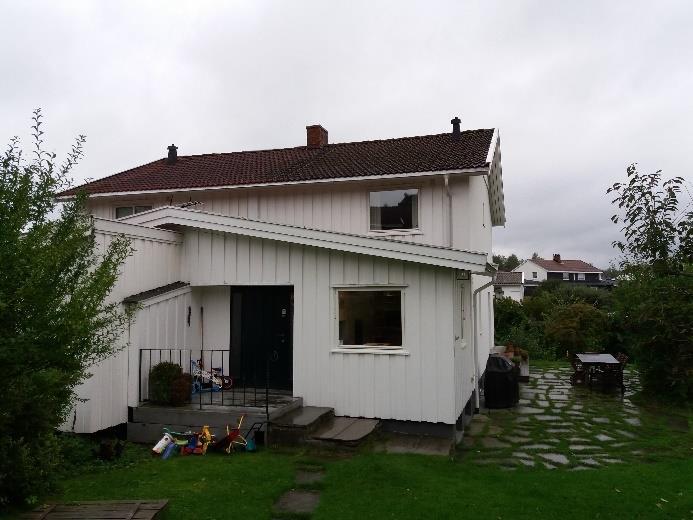 221 B 33/170 X Overbygd terrasse på forsiden av huset, tilbygg på bakside av huset.