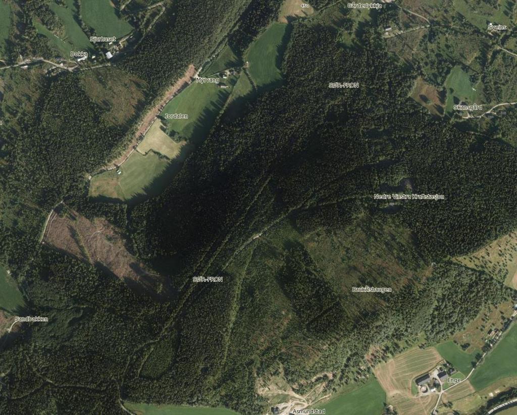 Figur 7. Ortofoto over området i 2015 (Norgeibilder, 2017). Grovt omriss av plangrense i blått. Befart område markert med rødt.