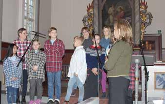 På det ene bilde ser vi noen av deltakerne gå stafett på kirkeskiene og på det andre bildet ser vi de fleste av deltakerne i dramaet om gutten Samuel som også bodde i sin kirke og som hørte Guds