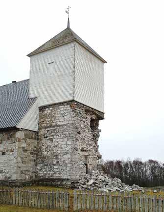 Glimt fra menighetslivet Fornøyd gjeng med konfirmanter og prest etter lysmessen i Foldereid kirke Leka