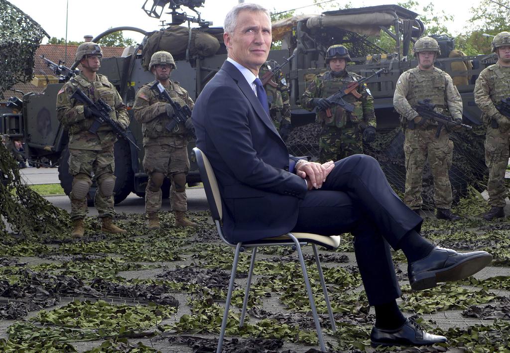 Generalsekretær Jens Stoltenberg foran allierte tropper i Orzysz, Polen, august 2017. Nato har styrket sitt militære nærvær i og over de østlige medlemslandene de siste årene.