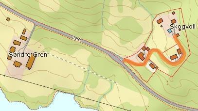 Alle eiendommene langs veien er skilt ut i fra eiendommen Skogvoll.