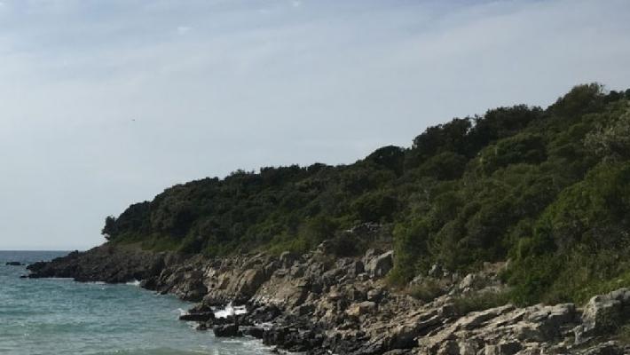 I området omkring Lun er der flotte stier og gode muligheter for små vandreturer, rett ved havet, stranden i selskap med solen.