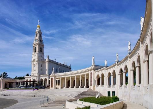 Fra Lisboa til Figueira da Foz Fatima Pilegrimsstedet Fátima var inntil 1917 en vanlig, søvnig landsby i Portugal.