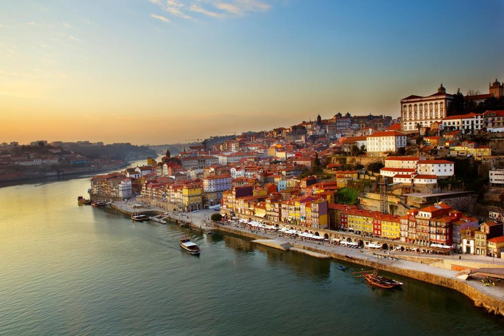 Porto På turens nest siste dag skal dere bli bedre kjent med Porto. Byen kan by på pittoreske, bratte middelaldersmug, staselige kirker utsmykket med blå fliser og flere imponerende utsiktspunkter.