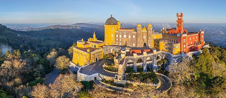 Utflukt til Sintra og Cabo da Roca Sintra var i hundrevis av år favorittlandstedet til arabiske fyrster og spanske konger.