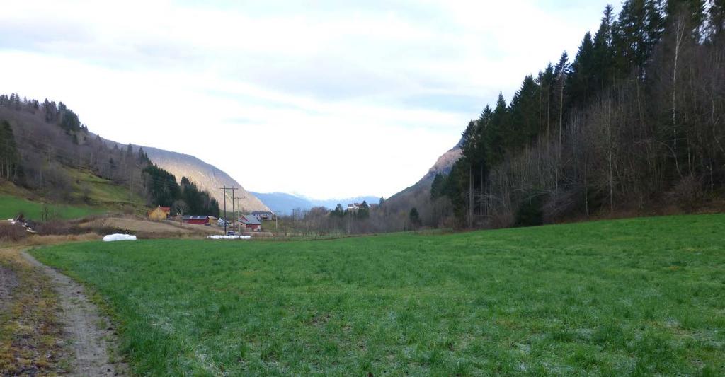 Frå kraftverket ved Refsdal går kraftleidningen nordaustover, gjennom Ovrisdalens jordbrukslandskap i 400-500 m.o.h., og passerar her Hesjasletta eit lite stykke søraust for Vikøyri.